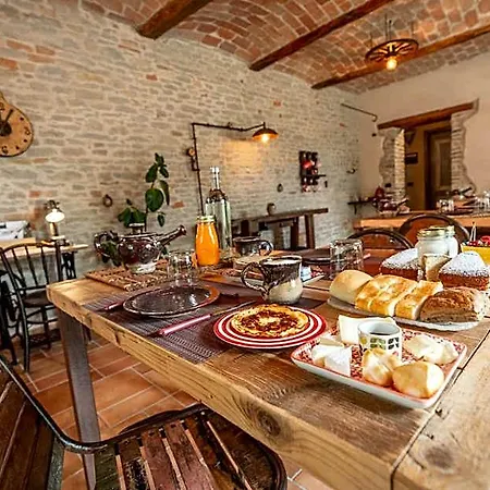 Gilda E I Suoi Amici Alojamento de Acomodação e Pequeno-almoço Neive